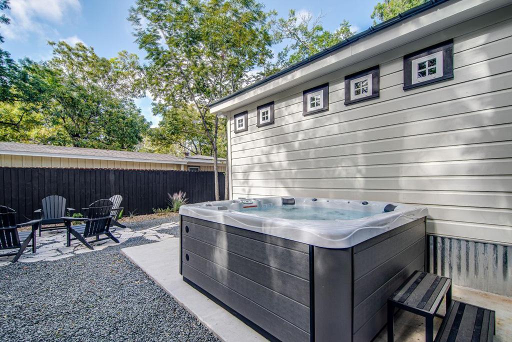 Southern Charm - Near Main With Hot Tub Фредеріксбург Екстер'єр фото